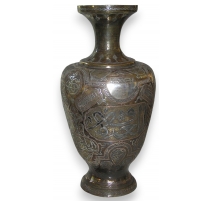 Vase daté 1951, en laiton repoussé.