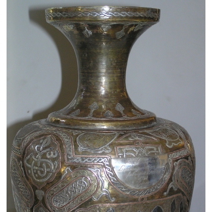  Vase daté 1951, en laiton repoussé. sur  Moinat SA  - Antiquités décoration