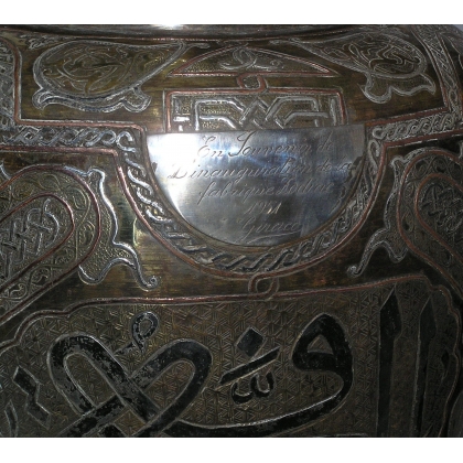  Vase daté 1951, en laiton repoussé. sur  Moinat SA  - Antiquités décoration