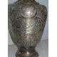 Vase daté 1951, en laiton repoussé.