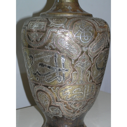  Vase daté 1951, en laiton repoussé. sur  Moinat SA  - Antiquités décoration