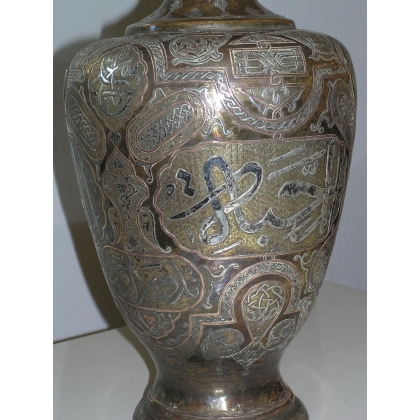  Vase daté 1951, en laiton repoussé. sur  Moinat SA  - Antiquités décoration