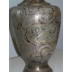 Vase daté 1951, en laiton repoussé.