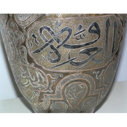  Vase daté 1951, en laiton repoussé. sur  Moinat SA  - Antiquités décoration