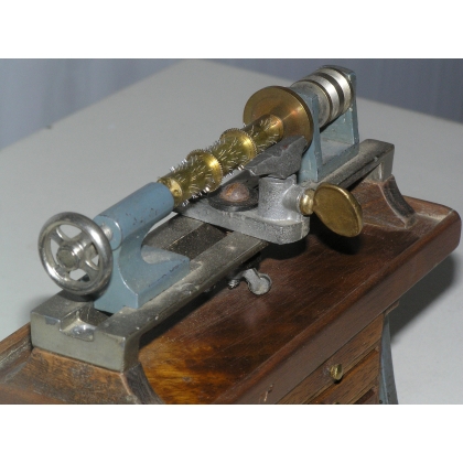  Tour miniature d'un fabricant de boîte sur  Moinat SA  - Antiquités décoration