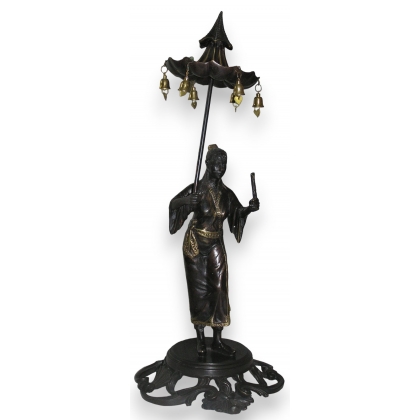 Sculpture \"Chinoise avec ombrelle\", en