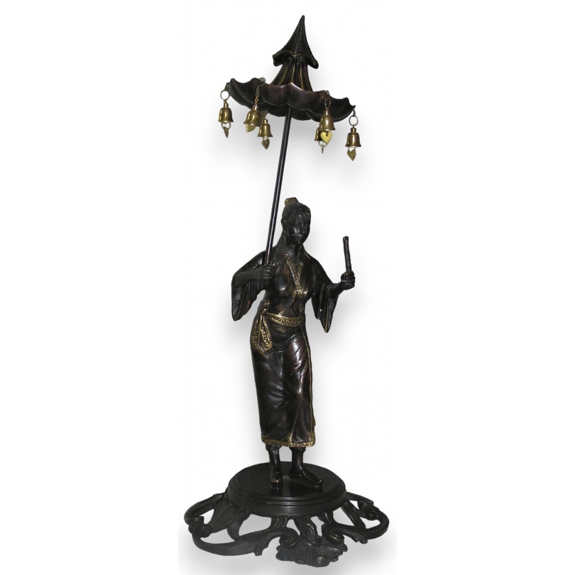 Sculpture \"Chinoise avec ombrelle\", en