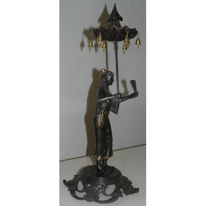 Sculpture \"Chinoise avec ombrelle\", en