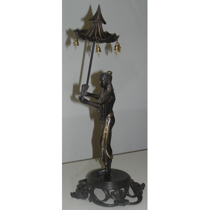 Sculpture \"Chinoise avec ombrelle\", en