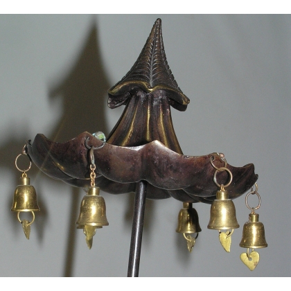 Sculpture \"Chinoise avec ombrelle\", en