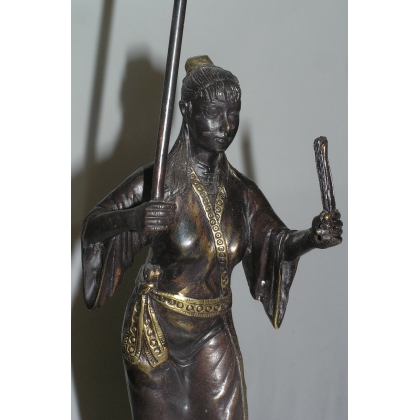 Sculpture \"Chinoise avec ombrelle\", en
