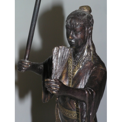 Sculpture \"Chinoise avec ombrelle\", en