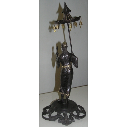 Sculpture \"Chinoise avec ombrelle\", en