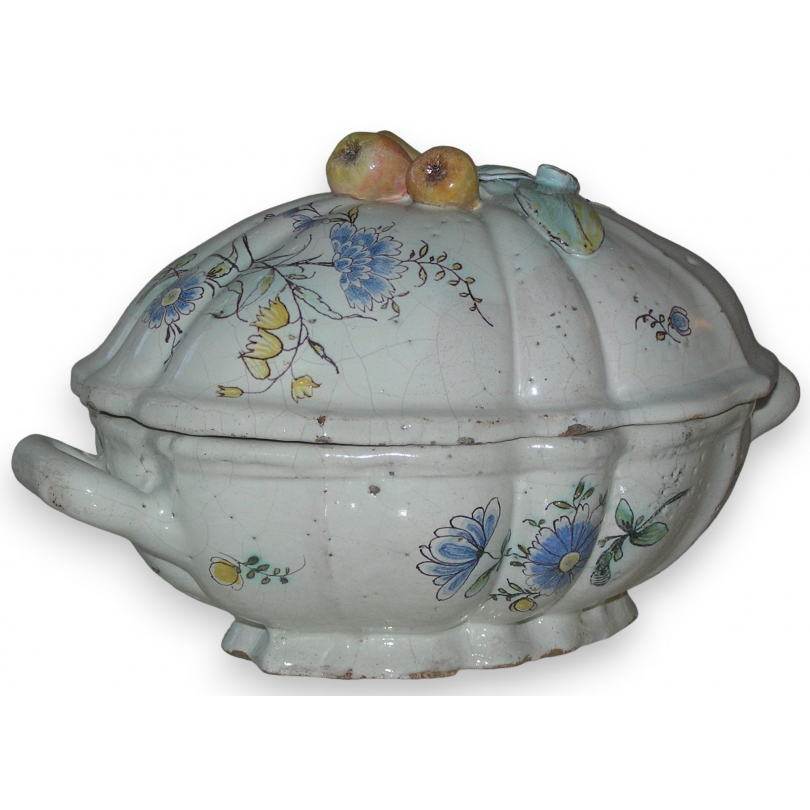 Oval soup tureen with lid, made of earthenware, by Moinat SA – Antiques and home décor