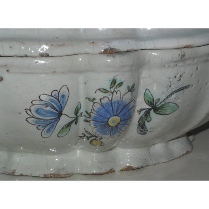Oval soup tureen with lid, made of earthenware, by Moinat SA – Antiques and home décor
