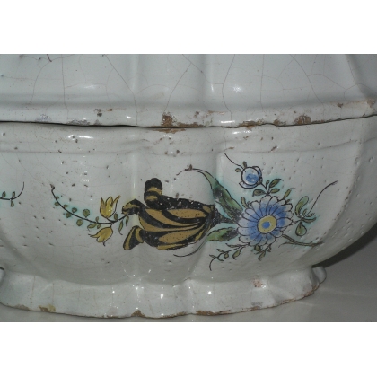 Oval soup tureen with lid, made of earthenware, by Moinat SA – Antiques and home décor