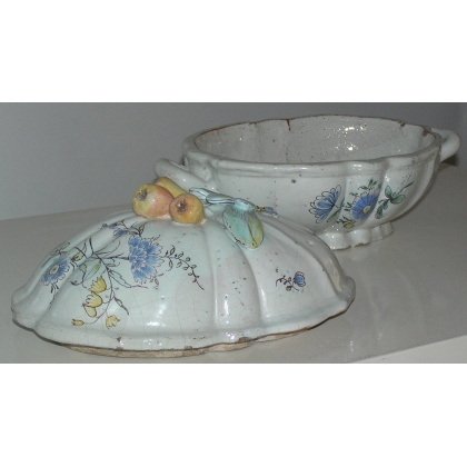 Oval soup tureen with lid, made of earthenware, by Moinat SA – Antiques and home décor