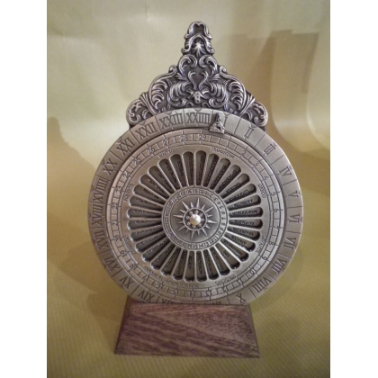 Round brass lunar calendar at Moinat SA – Antiques and home décor