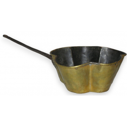 Casserole, en laiton. Suisse. 19ème siècle.