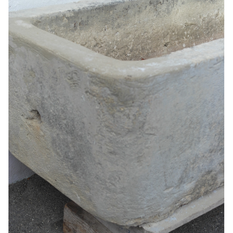 bassin en pierre calcaire