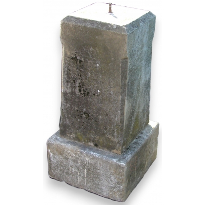 Pillar, made of Jura stone. From Moinat SA – Antiques and home décor