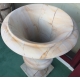 Paire d'urnes en marbre beige veiné