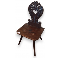Chaise escabelle richement sculptée en noyer