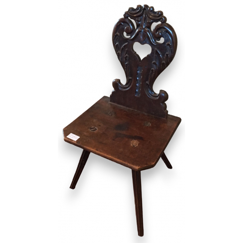 Chaise escabelle richement sculptée en noyer