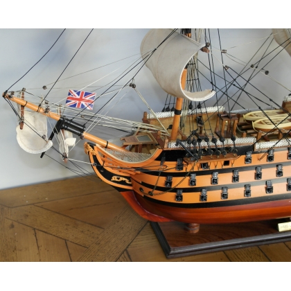  Maquette de bateau "HMS VICTORY" sur  Moinat SA  - Antiquités décoration