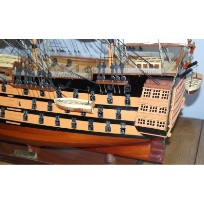  Maquette de bateau "HMS VICTORY" sur  Moinat SA  - Antiquités décoration