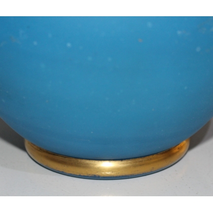  Vase en opaline bleu avec filet doré sur  Moinat SA  - Antiquités décoration