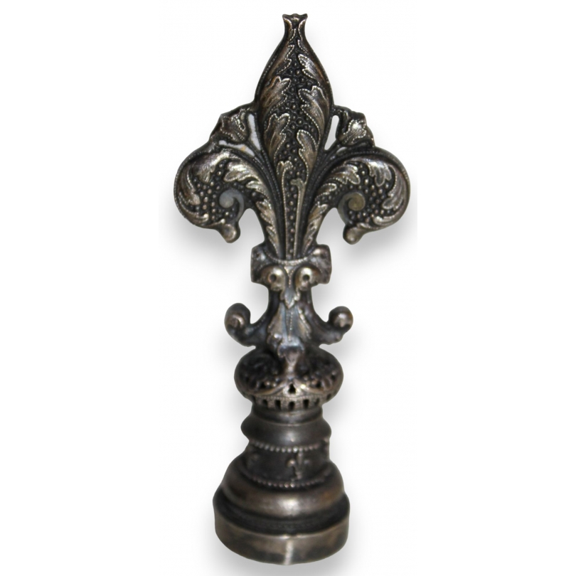 Seal featuring a ‘Fleur-de-lis, HA’. at  Moinat SA  – Antiques and decorative items
