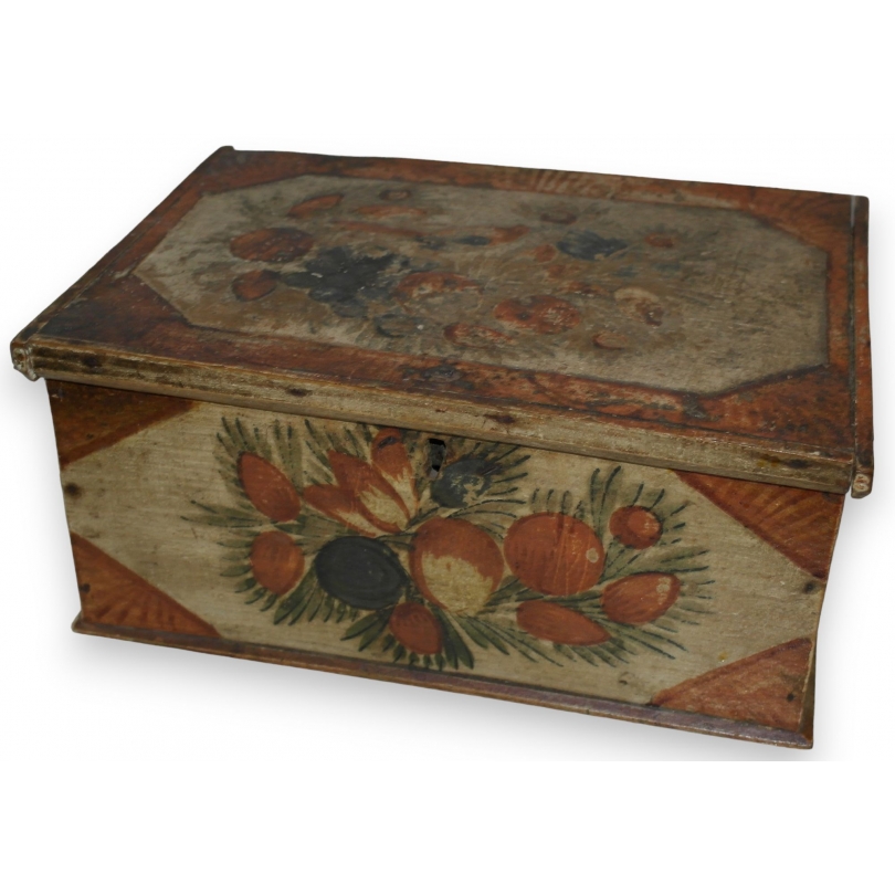 Small painted wooden chest ‘Fruits and Bird’ at Moinat SA – Antiques and home décor