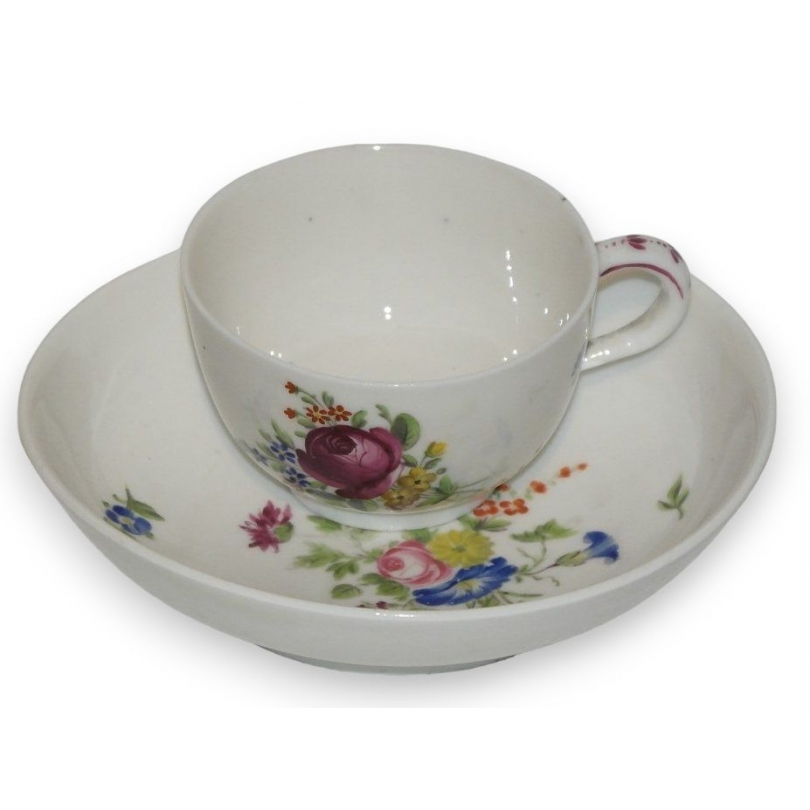 Tasse avec sous-tasse. Décor Meissen.