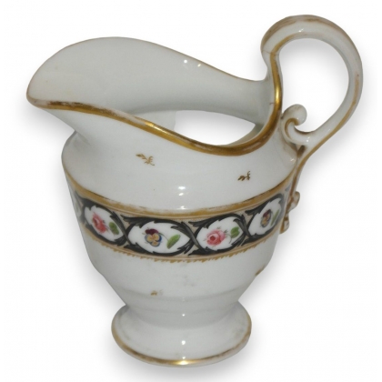 Pot à lait recollé. Décor Meissen de fleurs.