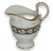Pot à lait recollé. Décor Meissen de fleurs.
