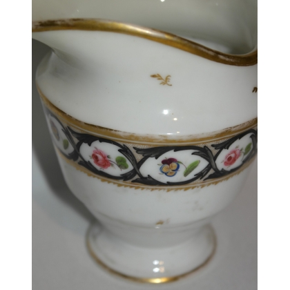 Pot à lait recollé. Décor Meissen de fleurs.