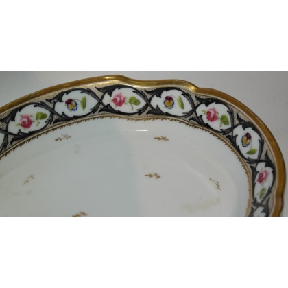 Ravier ovale. Décor Meissen de fleurs.