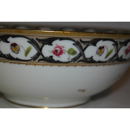 Bol rond creux. Décor Meissen de fleurs.