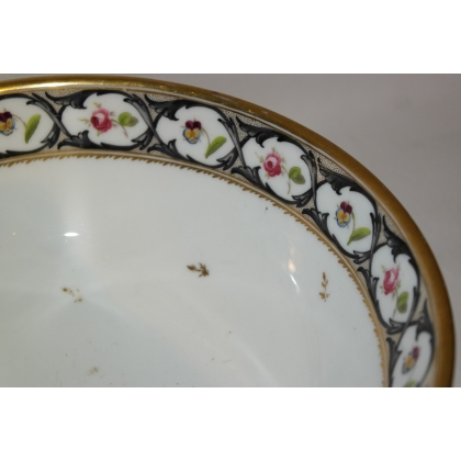 Bol rond creux. Décor Meissen de fleurs.