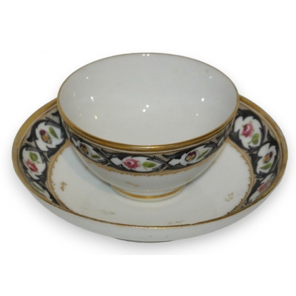 Bol avec sous-tasse. Décor Meissen de fleurs.
