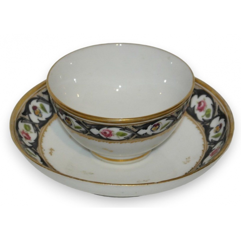 Bol avec sous-tasse. Décor Meissen de fleurs.
