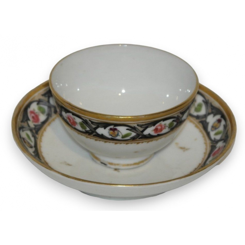 Bol avec sous-tasse. Décor Meissen de fleurs.