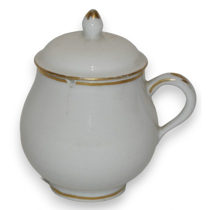 Pot à entremets blanc et or, porcelaine de Nyon.