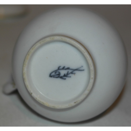 Pot à entremets blanc et or, porcelaine de Nyon.