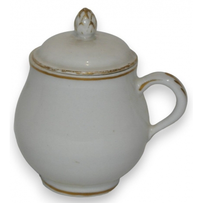 Pot à entremets blanc et or, porcelaine de Nyon.
