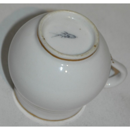 Pot à entremets blanc et or, porcelaine de Nyon.