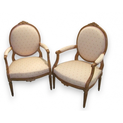 Paire de fauteuils Louis XVI en hêtre
