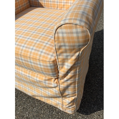 Fauteuil confortable à carreaux jaune et noir