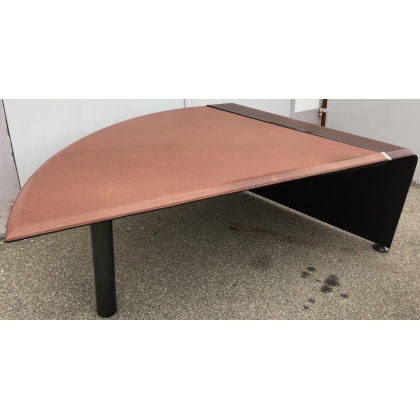  Bureau en forme d'aile en cuir bicolor et fer poli sur  Moinat SA  - Antiquités décoration